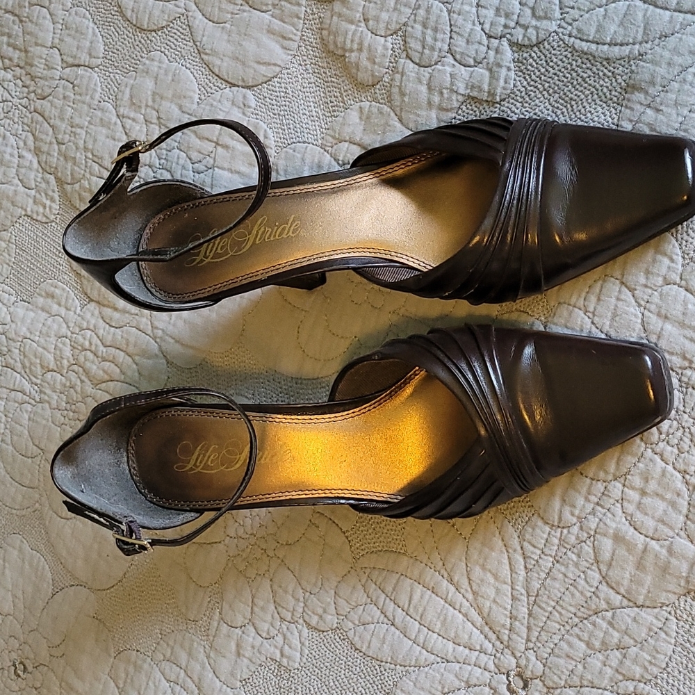 Life Stride size 11 brown heels